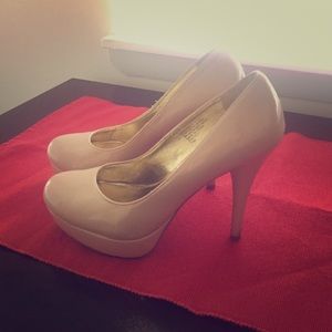 Nine West nude pumps